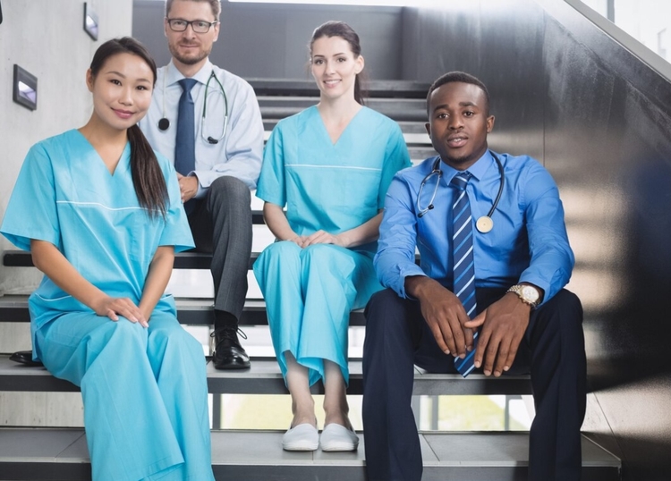 Karriere in der Pflege und medizinischen Assistenzberufen: Weiterbildungsmöglichkeiten für Pflegekräfte und Medizinische Assistenzberufe